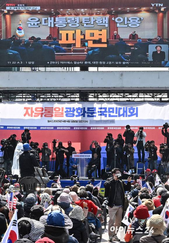 윤석열 대통령의 탄핵 심판이 인용된 지난 4일 서울 용산구 한남동 대통령 관저 앞. [사진=곽영래 기자]