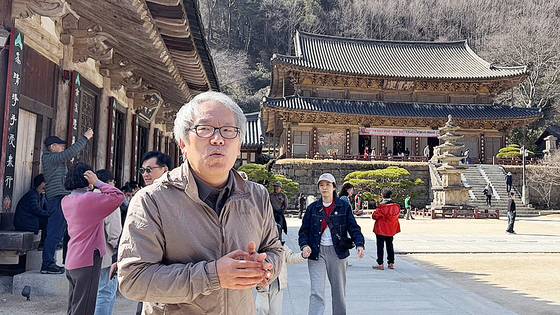 구례 문화관광해설사 임세웅씨가 화엄사 각황전과 대웅전의 위치와 크기에 대해 설명하고 있다. 박형수 기자