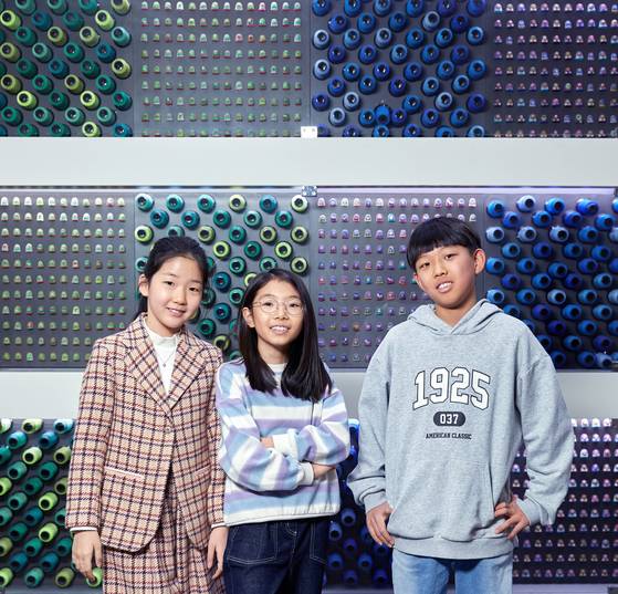 황지인·김로아 학생모델과 이준호 학생기자(왼쪽부터)가 대구섬유박물관을 찾아 전통 섬유에서 첨단 신소재까지 섬유산업의 변천사를 한눈에 살펴봤다.