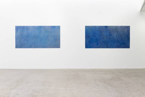 대구 리안갤러리 이진우 개인전 현장. 이번엔 푸른색 작품도 선보였다. [사진 리안갤러리]