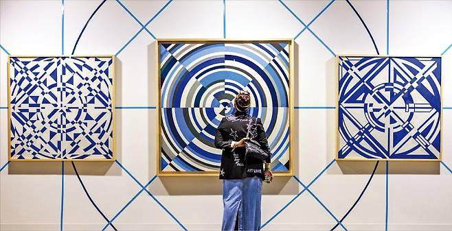 < ‘감상’에 젖은 관객 > 지난 26일부터 닷새간 홍콩에서 열린 ‘아트바젤 홍콩 2025’에서 관람객이 멕시코 갤러리 몽클로바 프로젝트가 출품한 에두아르도 테라사스의 작품을 감상하고 있다.  아트바젤 제공