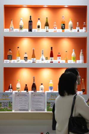 한 전시회에서 참관객이 지역 대표 주류를 둘러보고 있다. 연합뉴스