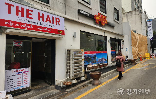 6일 오전 인천 부평구 미얀마거리에서 한 시민이 미얀마 음식점 앞을 지나가고 있다. 황남건기자