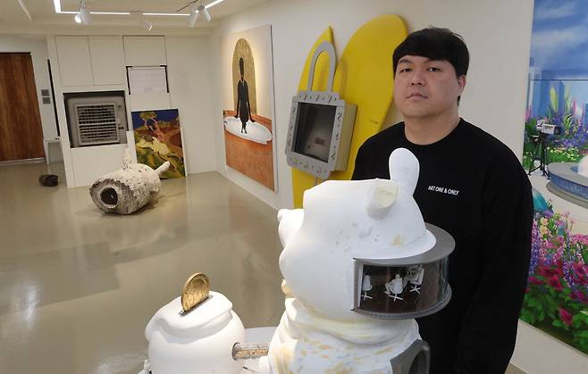 노재명 아트 오앤오 대표가 서울 서대문구에 위치한 개인 수장고에 서 있다.  이충우 기자