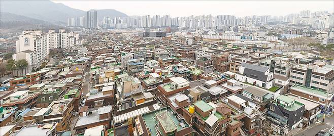 서울 거여마천뉴타운은 행정구역상 토지거래허가제도가 적용되는 ‘송파구’에 위치했지만 아파트가 아닌 주택가여서 규제가 적용되지 않는 구역이 많다. (윤관식 기자)
