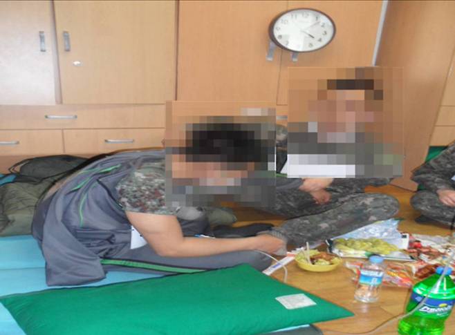 군 당국은 윤 일병 사망 사건에 대해 "음식물이 기도에 막혀서 기도 폐색으로 사망했다"고 밝혔다. 사진은 폭행을 주도했던 이찬희 병장이 대답을 똑바로 안한다는 이유로 발로 윤 일병 좌측 옆구리를 5회 폭행하는 상황을 재연한 모습. /사진=뉴스1(육군 제공)