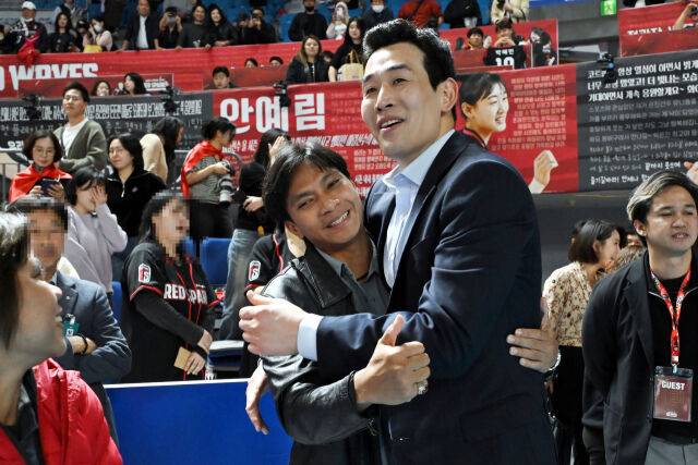4차전에서 승리한 고희진 감독이 코트로 내려온 메가 남자친구의 축하를 받고 있다. / 한국배구연맹(KOVO)