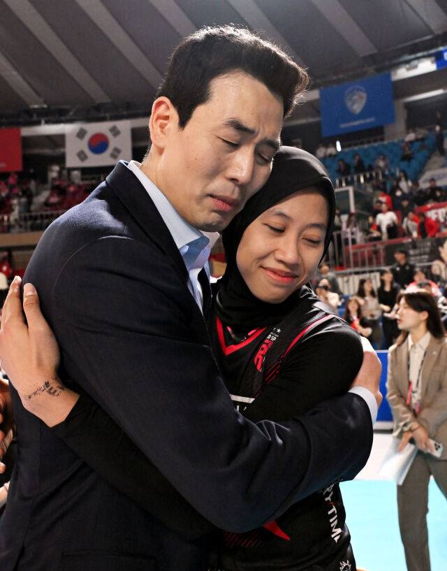 정관장 고희진 감독이 4차전 승리 후 메가의 승리의 포옹을 하고 있다. / 한국배구연맹(KOVO)