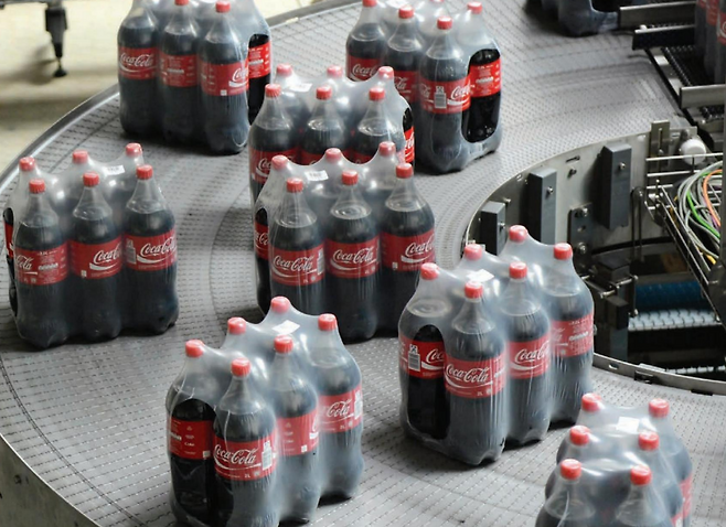 코카콜라 생산 공장 모습.[오세아나 ‘쓰레기와 함께하는 코카콜라의 세계’ 보고서 발췌]