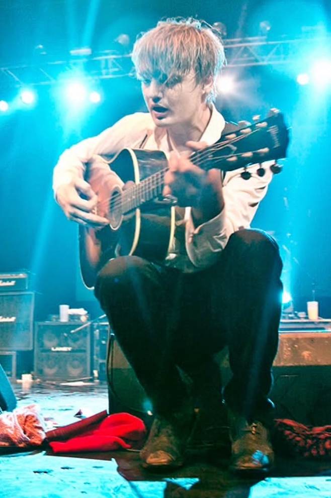 리버틴즈의 초기작인 <업 더 브랙킷>과 <더 리버틴즈>에는 이들의 ‘젊은 날의 초상’이 생생하게 담겨있다. 어수선하고 산잡한 혼돈과 무질서 속에서 분노가 빠진 자리는 가공되지 않은 자유분방함과 서정성, 어디에서 오는지 알 수 없는 애수로 채워지는데, 펑크의 공격적인 사운드와 낭만적 정서의 조화와 배합, 리버틴즈는 데뷔 앨범에서 그 어려운 걸 해낸다. [피트 도허티 공식 인스타그램]