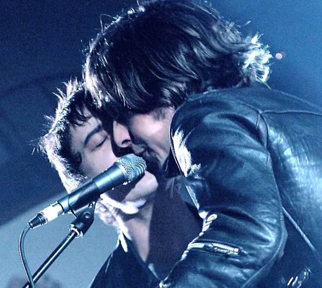 리버틴즈는 피트 도허티의 마약 문제, 멤버 간의 불화 등을 겪으며 2집 앨범 발매 이후 사실상 해체 수순을 밟는다. 이 과정에서 피트 도허티는 칼 바렛의 집에 무단침입하기도 하고, 마약 투약으로 경찰에 체포돼 구금되는 등 개인적인 갈등을 겪는데, 삶과 정체성 사이에서 고뇌하던 혼란이 마침내 파멸의 결과로 이어진 것이다. [리버틴즈 공식 인스타그램]