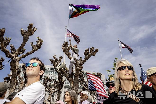 [샌프란시스코=AP/뉴시스] 5일(현지 시간) 미 캘리포니아주 샌프란시스코 시빅센터 광장에서 도널드 트럼프 대통령과 일론 머스크 정부효율부 수장에 반대하는 '핸즈 오프!'(Hands Off!) 집회가 열리고 있다. 이날 미국 전역에서 손을 떼라는 의미의 '핸즈 오프' 시위와 행진이 열려 민권 단체, 노동조합, 성소수자 권익 옹호 단체와 참전용사 단체 등이 참여했다. 2025.04.06.