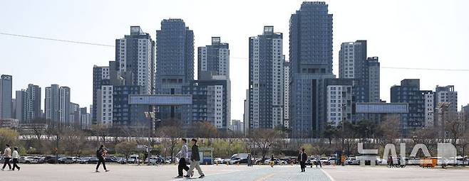 [서울=뉴시스] 김금보 기자 = 한국부동산원의 주간 아파트 매매가격지수에 따르면 2021년 6월 매매가를 기준점으로 지난달 다섯째 주 기준 서초구의 매매가격지수는 115.96으로 2012년 관련 통계를 집계한 이래 역대 최고치를 기록했다. 강남구와 송파구, 용산구, 성동구 등도 같은 통계에서 역대 최고치를 경신했다. 사진은 6일 서울 서초구 한 아파트. 2025.04.06. kgb@newsis.com
