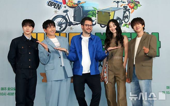 [서울=뉴시스] 김혜진 기자 = 방송인 배인혁(왼쪽부터), 류수영, 파브리, 신현지, 황광희가 7일 오전 서울 마포구 스탠포드호텔에서 열린 JTBC 새 예능 프로그램 '길바닥 밥장사' 제작발표회에서 포즈를 취하고 있다. 2025.04.07. jini@newsis.com