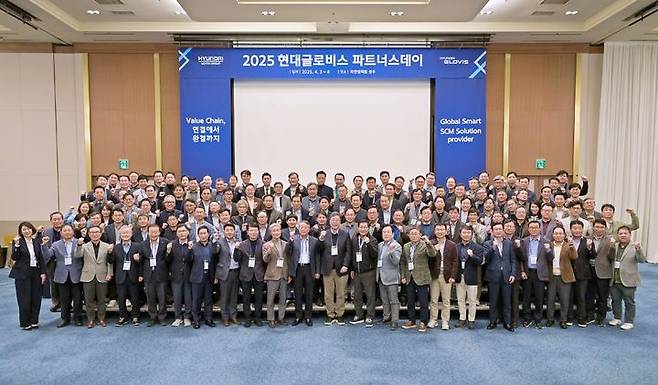 [서울=뉴시스] 이규복 현대글로비스 대표(앞줄 왼쪽에서 열두 번째)와 참가자들이 지난 3일 라한셀렉트 경주 호텔에서 열린 '2025 파트너스데이'에서 기념 촬영하는 모습. (사진=현대글로비스) 2025.04.07 photo@newsis.com *재판매 및 DB 금지  *재판매 및 DB 금지