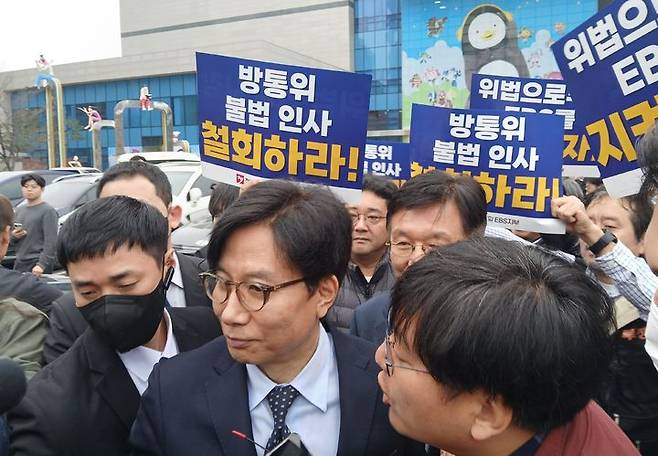 [서울=뉴시스] 조성봉 기자 = 언론노조 EBS 지부 조합원들이 지난달 27일 경기 고양시 일산 EBS 본사 앞에서 신동호 신임 사장의 출근을 저지하고 있다. 참석자들은 기자회견문을 통해 '2인체제 불법 방송통신위 신동호 EBS 사장 선임은 내란세력 언론장악 알박기다!'라고 주장했다. 2025.04.07. (사진=언론노조 제공) photo@newsis.com *재판매 및 DB 금지