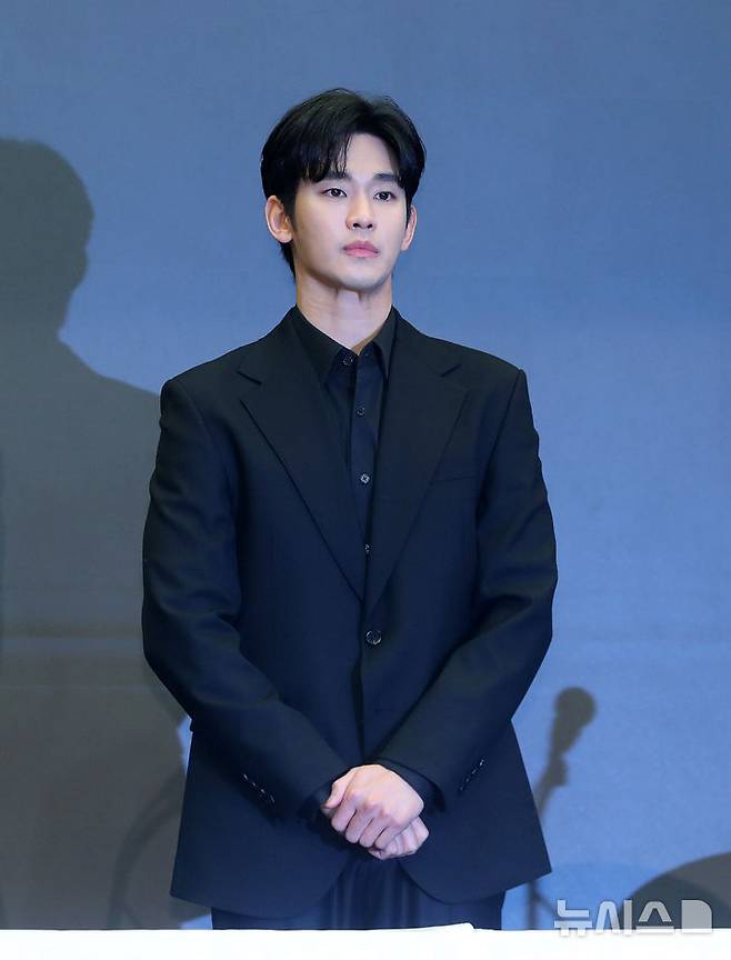 [서울=뉴시스] 김혜진 기자 = 배우 김수현이 31일 오후 서울 마포구 스탠포드호텔에서 기자회견에서 인사하고 있다.. 2025.03.31. jini@newsis.com