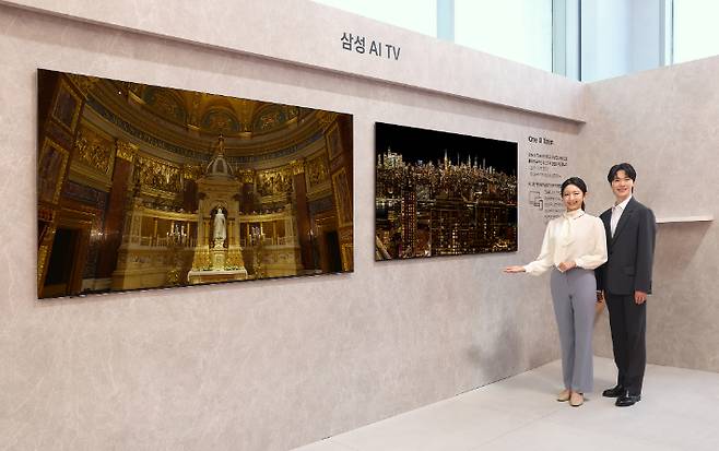 삼성전자 모델이 삼성 강남에서 진행된 'Unbox & Discover 2025' 행사에 한층 진화된 신규 AI 기능이 적용된 2025년 AI TV 신제품을 소개하고 있다. 삼성전자 제공