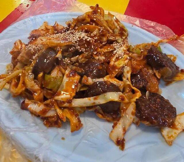 지난달 열린 제주시 왕벚꽃 축제의 일부 노점에서 순대 6개가 든 순대볶음을 2만5000원에 판매해 바가지요금 논란이 재점화됐다. 스레드