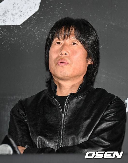 [OSEN=조은정 기자]영화 '야당' 언론배급시사회 및 기자간담회가 7일 서울 강남구 메가박스 코엑스에서 열렸다.‘야당’은 대한민국 마약판을 설계하는 브로커 ‘야당’, 더 높은 곳에 오르려는 ‘검사’, 마약 범죄 소탕에 모든 것을 건 ‘형사’가 서로 다른 목적을 가지고 엮이며 펼쳐지는 범죄 액션 영화다.배우 유해진이 질의응답 시간을 갖고 있다. 2025.04.07 /cej@osen.co.kr