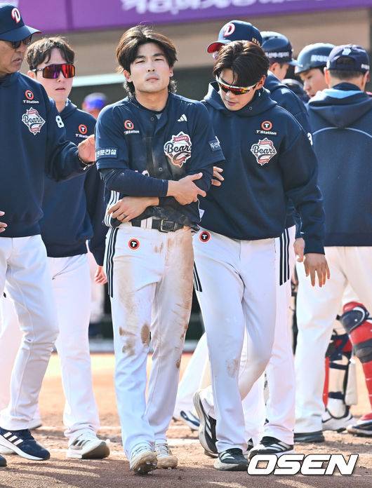 [OSEN=부산, 이석우 기자] 6일 부산 사직야구장에서 2025 신한 SOL 뱅크 KBO 리그 롯데 자이언츠와 두산 베어스의 경기가 열렸다. 홈팀 롯데는 데이비슨이, 방문팀 두산은 김유성이 선발로 출전했다.두산 베어스 이유찬이 4회초 1사 2,3루 양석환의 중견수 희생 플라이때 홈에서 롯데 자이언츠 유강남과 충돌한 후 괴로워하고 있다. 2025.04.06 / foto0307@osen.co.kr