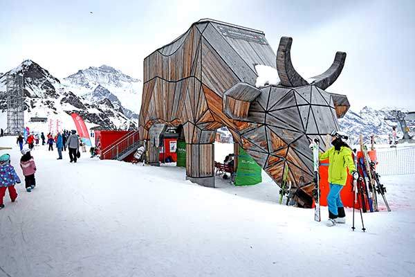 멘리헨 정상 부근에 설치된 소 조형물. 여기서도 슬로프가 바로 이어진다.