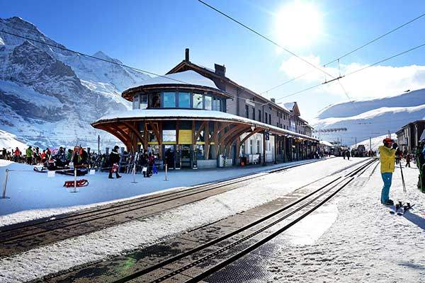 클라이네샤이데크 역. 수많은 스키어들이 스키를 타기 위해 역 부근을 서성이고 있다.