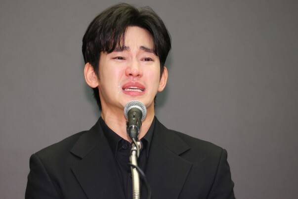 지난달 31일 기자회견을 진행한 김수현. 연합뉴스