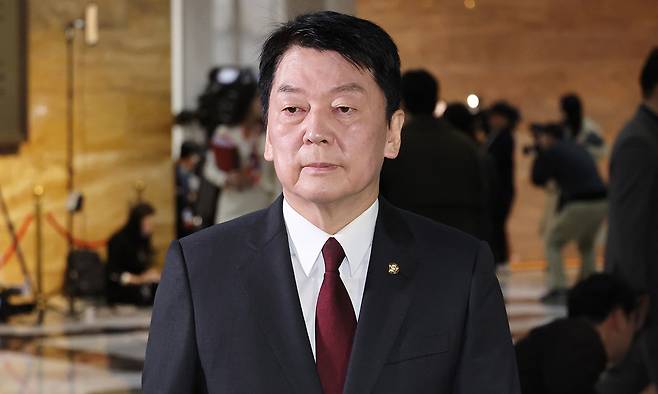 국민의힘 안철수 의원이 헌재의 윤석열 대통령 탄핵 인용이 발표된 지난 4일 서울 여의도 국회에서 열린 긴급 의원총회에 참석하고 있다. 연합뉴스