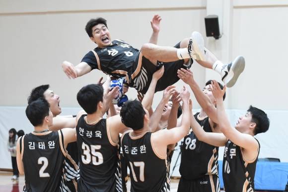 상무 양홍석이 7일 이천 엘지챔피언스파크에서 열린 2024~25 프로농구 D리그 결승전에서 수원 kt를 91-80으로 꺾고 우승과 최우수선수(MVP) 트로피를 품에 안은 뒤 동료들에게 헹가래를 받고 있다. KBL 제공