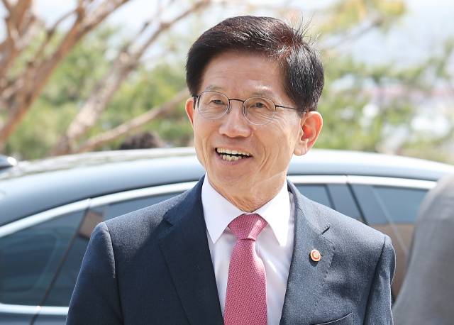 김문수 고용노동부 장관이 7일 경기도 용인시 기아 오산교육센터에서 열린 '전기차 정비인력 양성을 위한 업무협약식'에 참석하고 있다. 연합뉴스