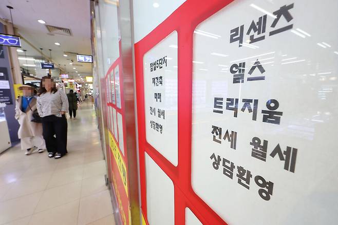 7일 직방에 따르면, 토지 거래 허가 구역 해제 직후 39일간 서울 송파구 잠실동과 강남구 삼성·대치·청담동의 아파트 거래는 모두 353건으로 나타났다. 사진은 지난 1일 오후 서울의 한 부동산 모습 ⓒ연합뉴스