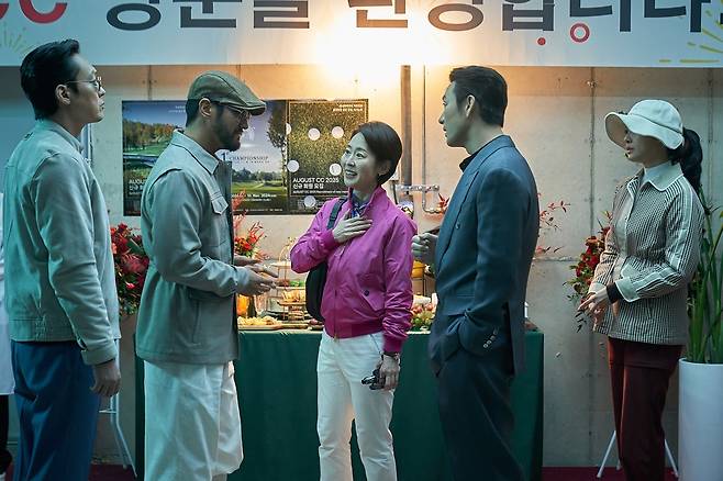 영화 ‘로비’ 속 강말금(가운데).