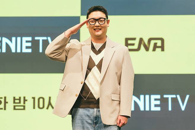 배우 김민호가 7일 오후 서울 신도림 디큐브시티 더 세인트 웨딩홀에서 열린 ENA 새 월화극 ‘신병 3’의 제작발표회에 참석해 포즈를 취하고 있다. 사진 KT 스튜디오 지니