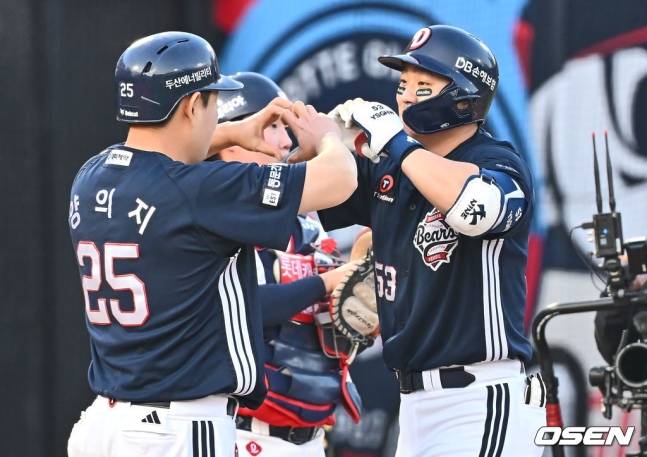 두산 양석환(오른쪽)이 6일 사직 롯데전에서 8회 역전 2점 홈런을 터트린 후 양의지와 세리머니를 하고 있다.