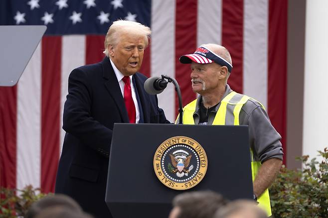 도널드 트럼프 미국 대통령이 백악관 로즈가든에서 상호관세 부과 방침을 밝힌 지난 4월 2일(현지 시간), 은퇴한 자동차 노동자 브라이언 팬넨베커가 연단에 올라 지지 연설을 하고 있다. 팬넨베커는 “트럼프의 관세 정책을 100% 지지한다”고 했다. AP/연합뉴스