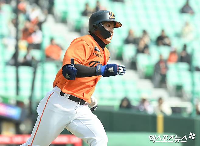 11일 오후 인천SSG랜더스필드에서 열린 '2025 신한 SOL Bank KBO리그' 한화 이글스와 SSG 랜더스의 시범경기, 2회초 무사 1루 한화 임종찬이 안타를 날린 뒤 베이스를 향해 달리고 있다. 엑스포츠뉴스 DB
