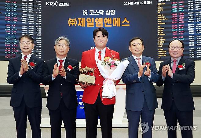 (주)제일엠앤에스 코스닥시장 상장기념식 (서울=연합뉴스) 30일 서울 영등포구 한국거래소에서 열린 (주)제일엠앤에스 코스닥시장 상장기념식에서 관계자들이 상장기념패 전달 후 기념 촬영하고 있다. 왼쪽부터 김대영 한국IR협의회 부회장, 홍순욱 한국거래소 코스닥시장본부장, 이영진 (주)제일엠앤에스 대표이사, 김성현 KB증권 대표이사, 강왕락 코스닥협회 부회장. 2024.4.30 [한국거래소 제공. 재판매 및 DB 금지] photo@yna.co.kr