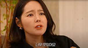 배우 한가인이 빵을 먹고 너무맛있어요라고 말하고 있는 모습