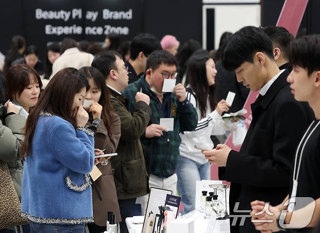 13일 서울 강서구 코엑스 마곡에서 열린 '2025 서울 인디뷰티 쇼'에서 방문객들이 전시 부스를 둘러보며 제품을 체험하고 있다. 개성 넘치고 차별화 된 인디 뷰티 브랜드를 한자리에서 만나볼 수 있는 이번 전시는 오는 15일까지 이어진다. 기사와 무관한 사진. 2025.3.13/뉴스1 ⓒ News1 오대일 기자