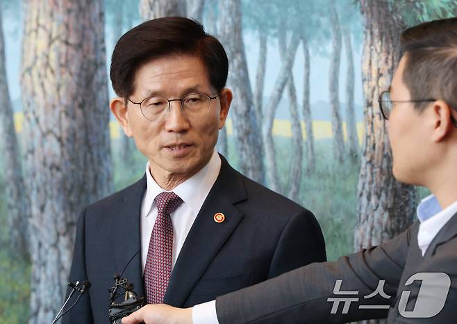 김문수 고용노동부 장관이 8일 오전 서울 종로구 정부서울청사에서 국무회의를 마친 후 나서며 기자들과 간담회를 하고 있다. 이날 김 장관은 제21대 대통령 선거에 출마하겠다는 뜻을 밝혔다. 2025.4.8/뉴스1 ⓒ News1 임세영 기자