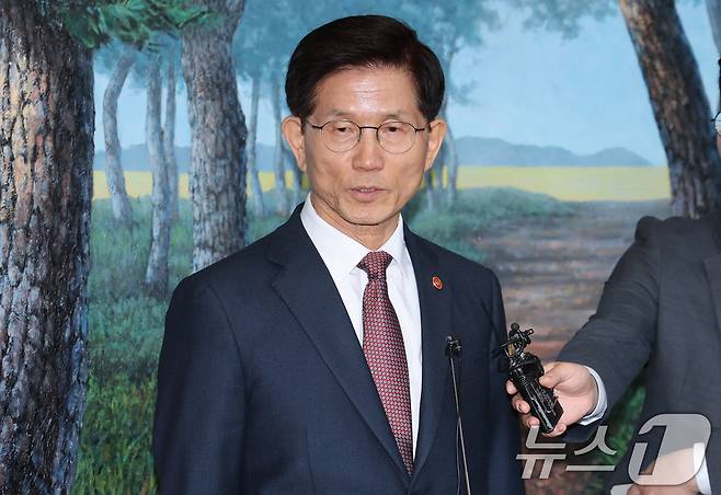 김문수 고용노동부 장관이 8일 오전 서울 종로구 정부서울청사에서 국무회의를 마친 후 나서며 기자들과 간담회를 하고 있다. 이날 김 장관은 제21대 대통령 선거에 출마하겠다는 뜻을 밝혔다. 2025.4.8/뉴스1 ⓒ News1 임세영 기자