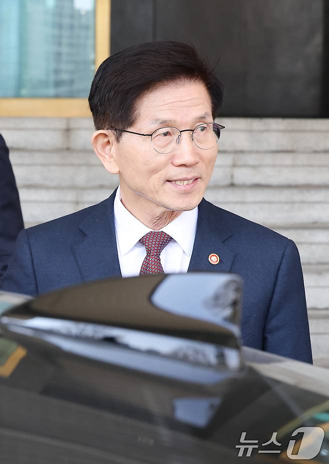 김문수 고용노동부 장관이 8일 오전 서울 종로구 정부서울청사에서 국무회의를 마친 후 이동하고 있다. 이날 김 장관은 국무회의 후 기자들을 만나 제21대 대통령 선거에 출마하겠다는 뜻을 밝혔다. (공동취재) 2025.4.8/뉴스1 ⓒ News1 임세영 기자