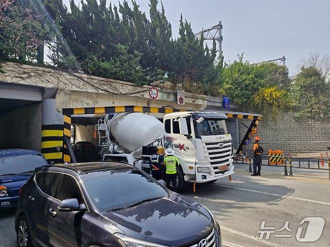 8일 오전 부산 부산진구 부전동 레미콘 차량 철제구조물 끼임 사고 현장.(부산진경찰서 제공. 재판매 및 DB 금지)