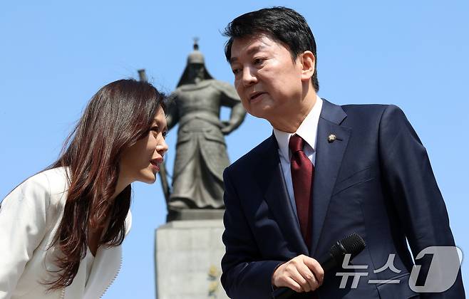 안철수 국민의힘 국회의원이 8일 서울 광화문 이순신 동상 앞에서 제21대 대통령 선거 출마 기자회견을 도중 이효진 대변인과 대화를 하고 있다. 이날 안 의원은 '이효진 원광대'라고 손가락에 적어 눈길을 끌었다. 2025.4.8/뉴스1 ⓒ News1 김명섭 기자