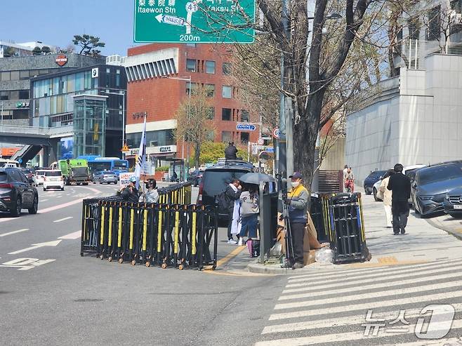 8일 오후 서울 용산구 한남동 대통령 관저 인근에 윤석열 전 대통령 지지자들이 모여 있다. / 뉴스1 권진영 기자
