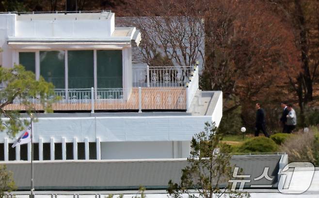 탄핵 닷새째를 맞은 윤석열 전 대통령이 8일 오후 서울 용산구 한남동 관저에서 오가고 있다. 2025.4.8/뉴스1 ⓒ News1 박정호 기자