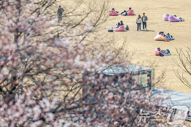서울 지역 낮 최고 기온이 20도 가까이 올라 완연한 봄날씨를 나타낸 8일 서울의 한 대학교에서 학생들이 잔디밭에 삼삼오오 모여 앉아 봄볕을 쬐고 있다. 2025.4.8/뉴스1 ⓒ News1 민경석 기자