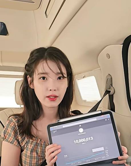 가수 겸 배우 아이유 유튜브