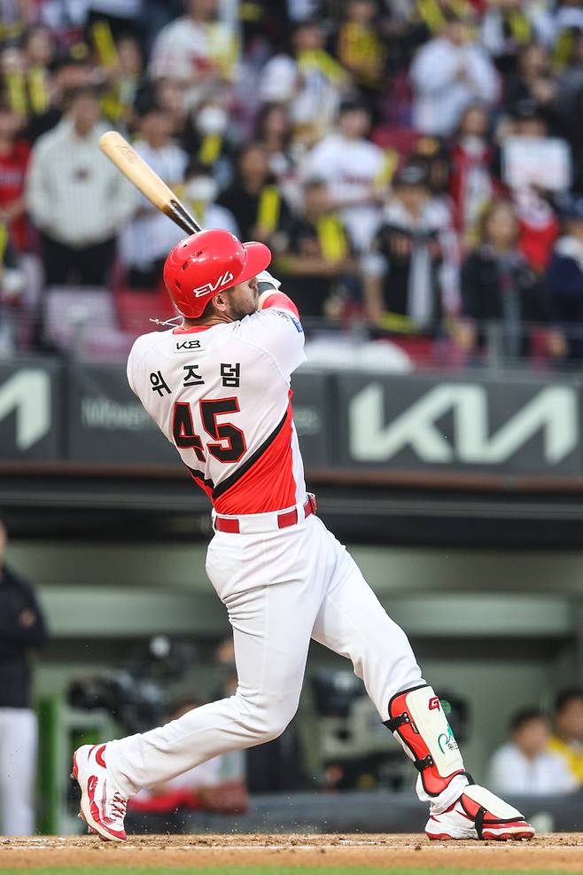 KIA 위즈덤이 광주-기아 챔피언스 필드에서 열린 2025 KBO리그 키움전에서 2루타를 때리고 있다. 사진 | KIA 타이거즈